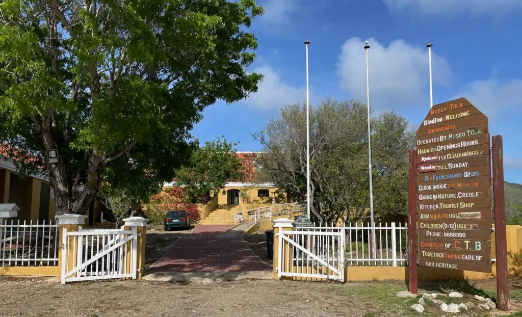 Landhuis Knip Tula Museum Grote Knip Kleine Knip Kenepa fruit Beach