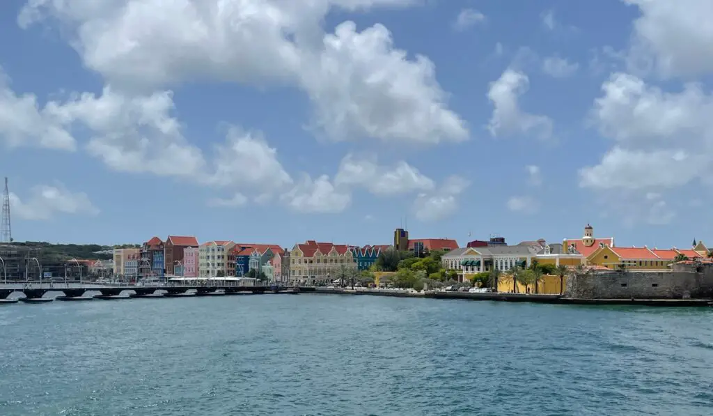 Moving to Curaçao - Willemstad - Island - Caribbean - Punda - Otrobanda - St. Anna Bay - Floating bridge - Pontoon bridge