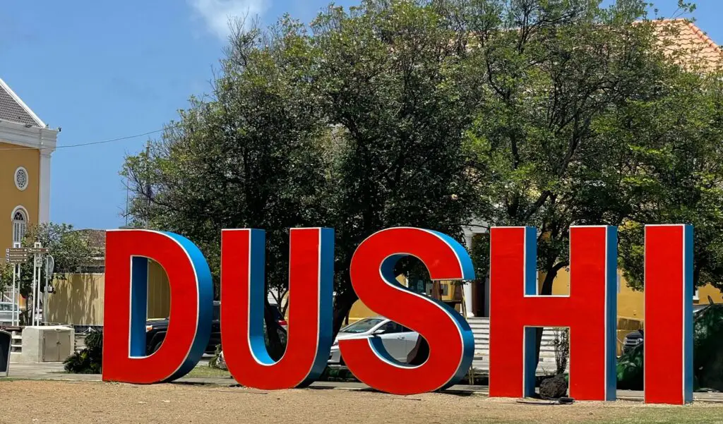 Willemstad is the capital in Curaçao with Punda connecting Otrobanda. You can find the Wilhelmina Plein with the Dushi sign.