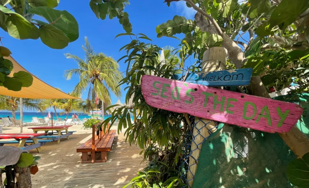 How far is Cas Abao beach from the Cruise Port in Curaçao