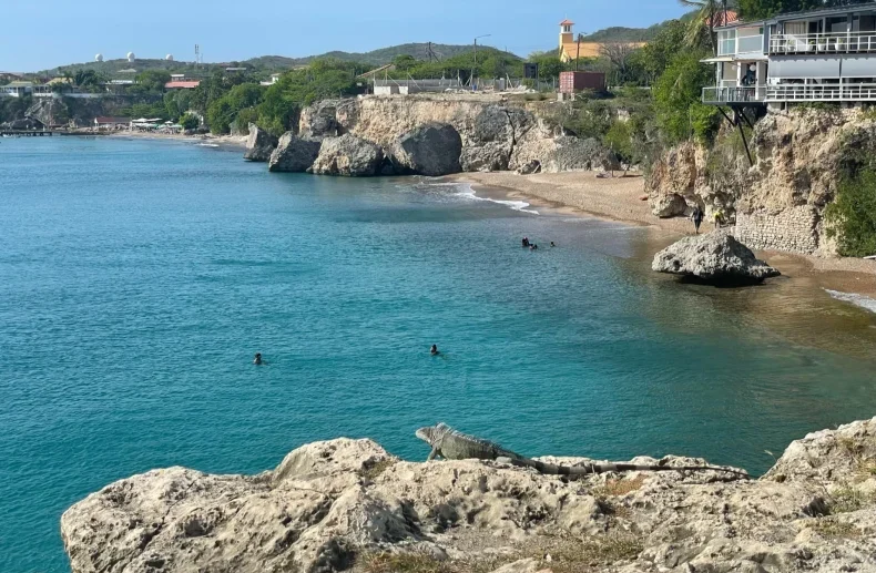 Playa Forti cliff jumping and viewpoint in Westpunt