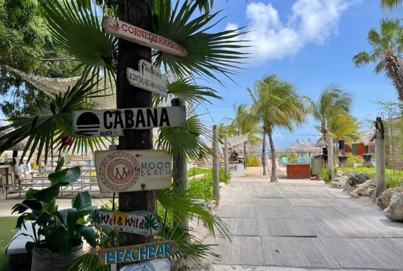 Mambo Beach Curaçao facilities beach clubs happy hours restaurants