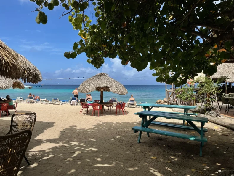 Can you walk to a Beach from the Curaçao cruise port?