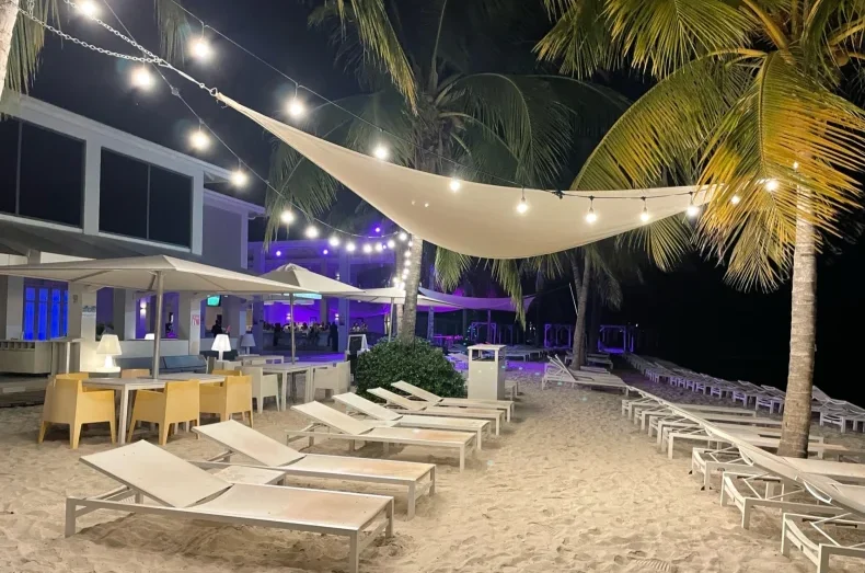 Jan Thiel Papagayo Beach club at night