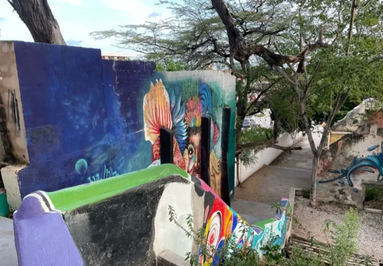 Street art in Otrobanda Building