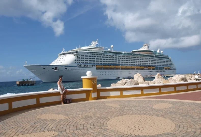 Where do the cruise ships doc in Curaçao port location