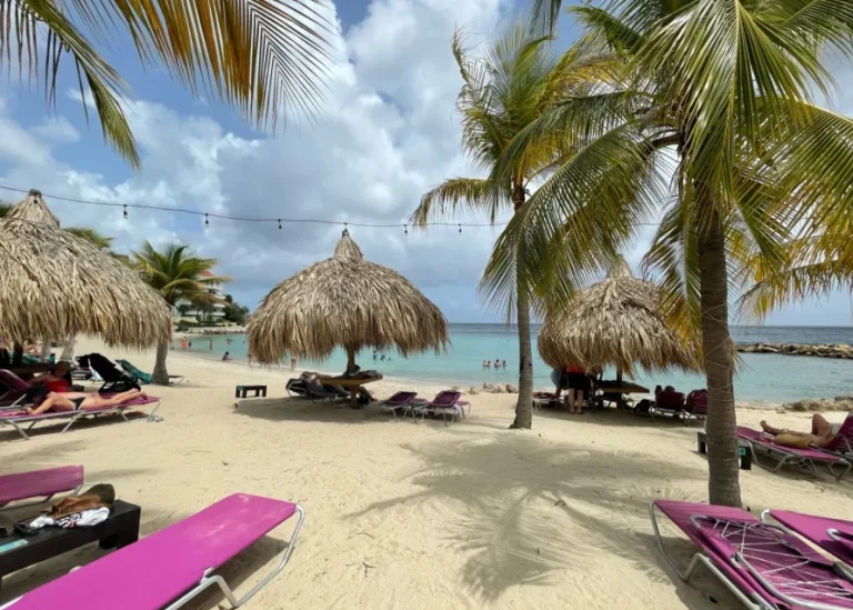 Blue Bay Beach and getting there with a taxi from the cruise port.