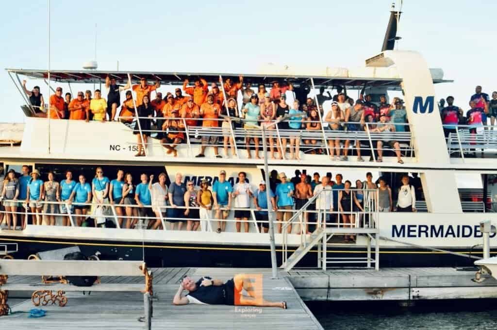Large Group of people in a Boat. Boat Tour for Large Groups in Curaçao - Exploring Curaçao - by Ricardo Loconte